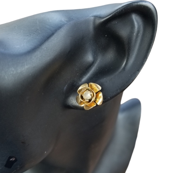VINTAGE GOLDTONE FLOWER WITH GLASS RHINESTONE CENTER STUD EARRINGS - Picture 1 of 6